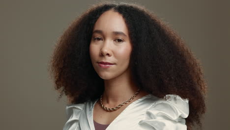 cara, cabello y belleza con una mujer afro en el estudio