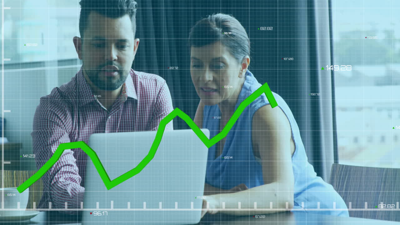 animación del procesamiento de datos financieros en diversas personas de negocios en la oficina con computadora portátil