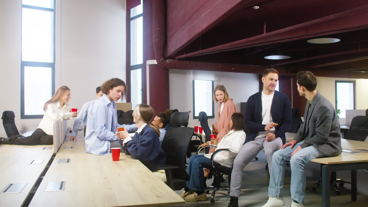 grupo de colegas multiétnicos hablando y pasando tiempo juntos en la fiesta de la oficina 1