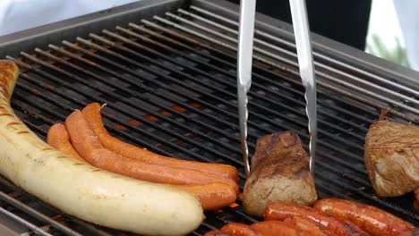 la carne de res y las salchichas se clasifican en una parrilla