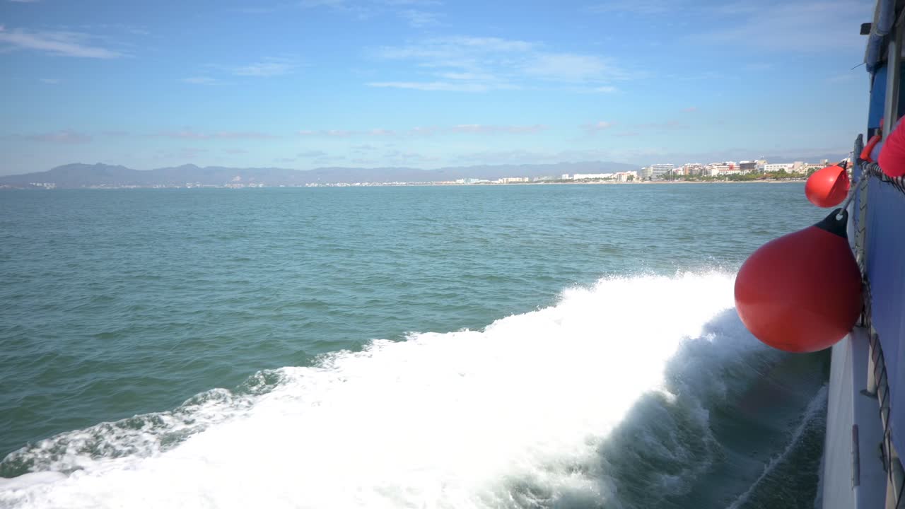 멕시코 푸에르토 발라르타의 마리나로 향하는 카타마란 보트의 에서 일어납니다.