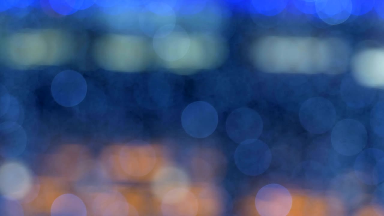 el fondo abstracto de la noche está desfocado con un bonito bokeh. luces de navidad borrosas bokeh. panorámica a través del borrón.