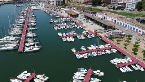 Luftaufnahme-über-Arenys-De-Mar-Spanischer-Hafen