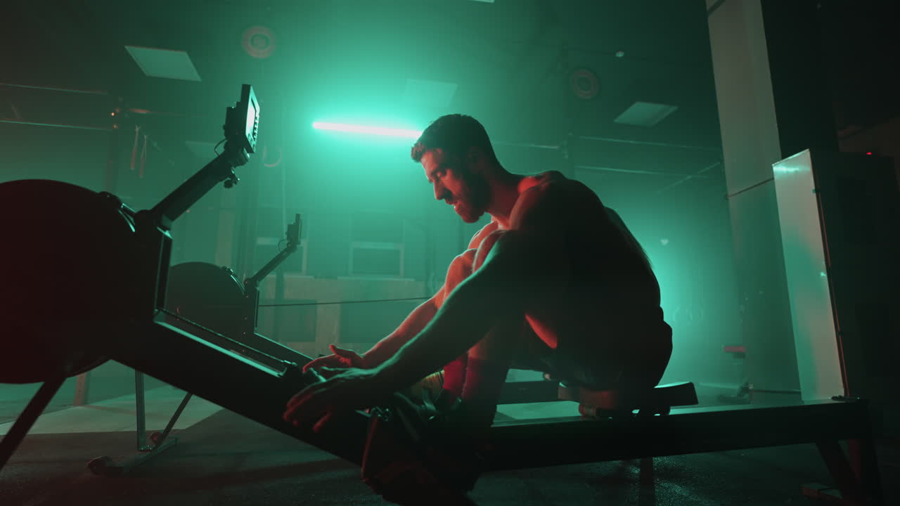 크로스피트 체육관 의 훈련 시 ⁇ 레이터 에서 근육적 인 남자 와 운동적 인 여자 의 운동. 근육적 인 스포츠 남자 와 여성 의 운동 시 ⁇ 레이터 에서 체육관 에서 운동 하는 여자 선수 들