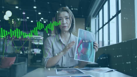 animación de procesamiento de datos financieros sobre una mujer de negocios asiática haciendo una llamada de video en la oficina