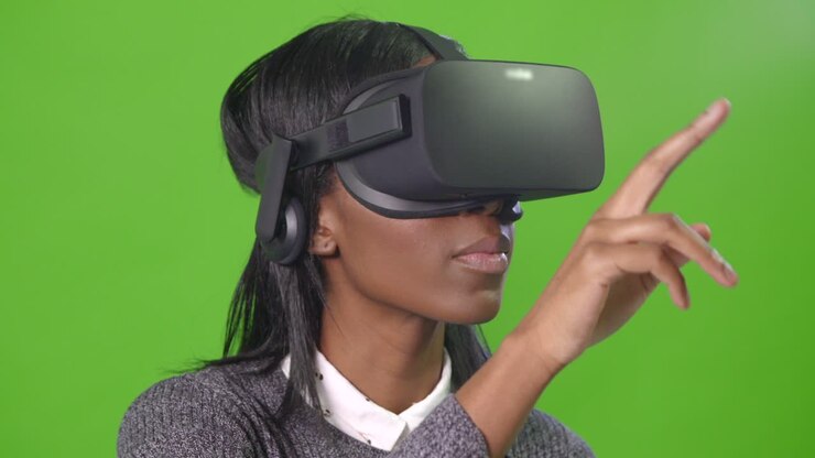 Donna con visore VR su greenscreen