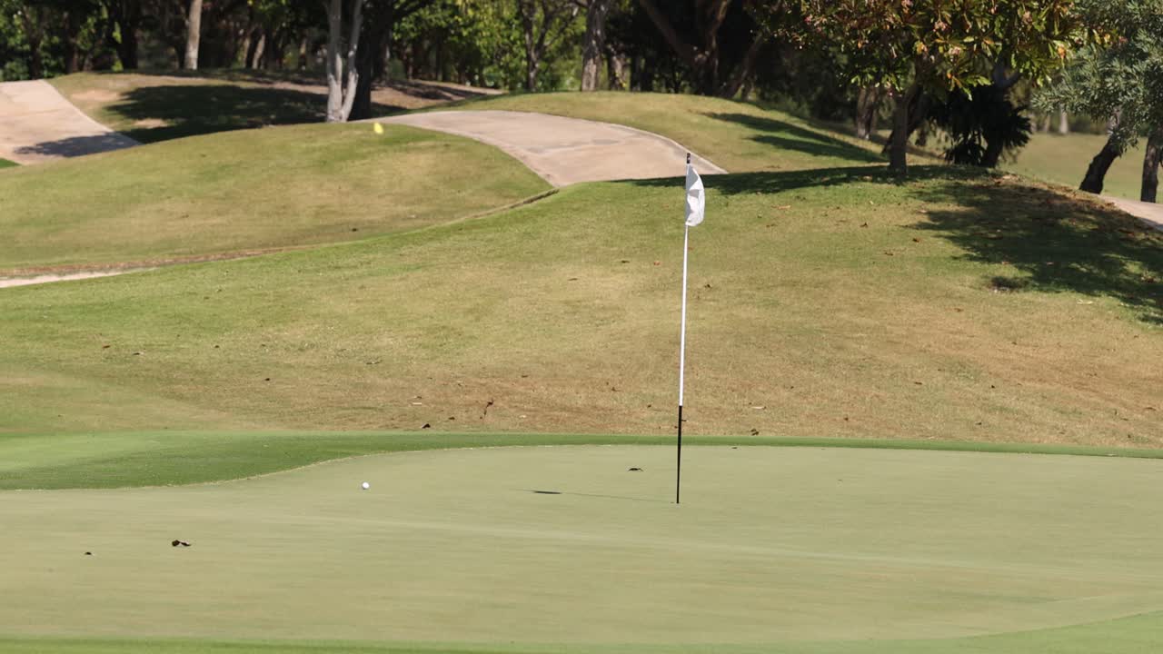 골프 공이 구으로 굴러 들어갑니다.