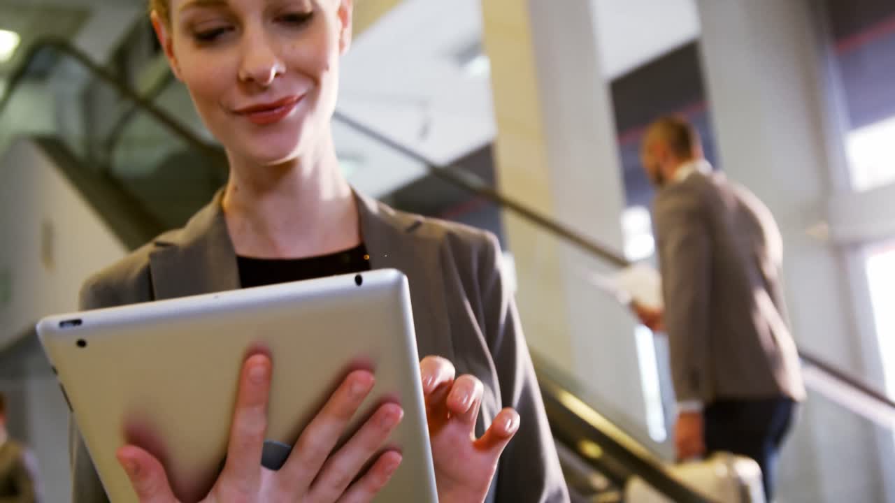 mujer de negocios usando una tableta digital