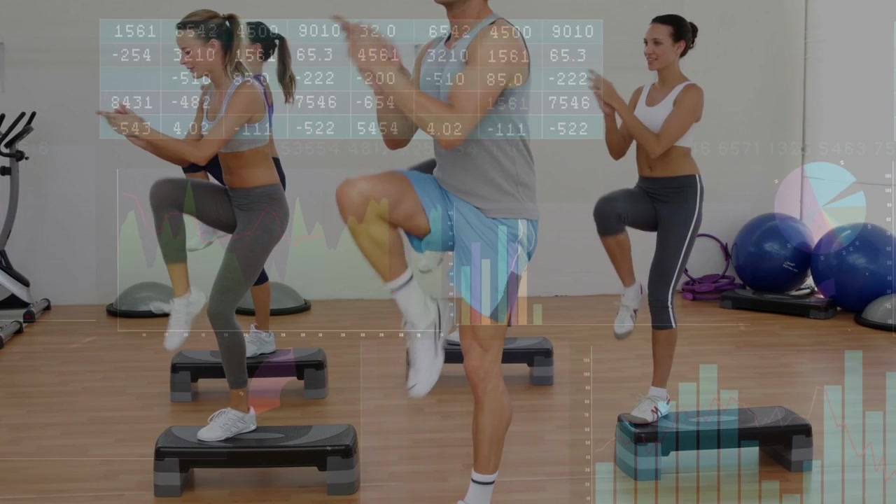 Instructor masculino dirigiendo una clase de step-aeróbic en plataformas en un gimnasio, con gráficos animados superpuestos mostrando métricas.