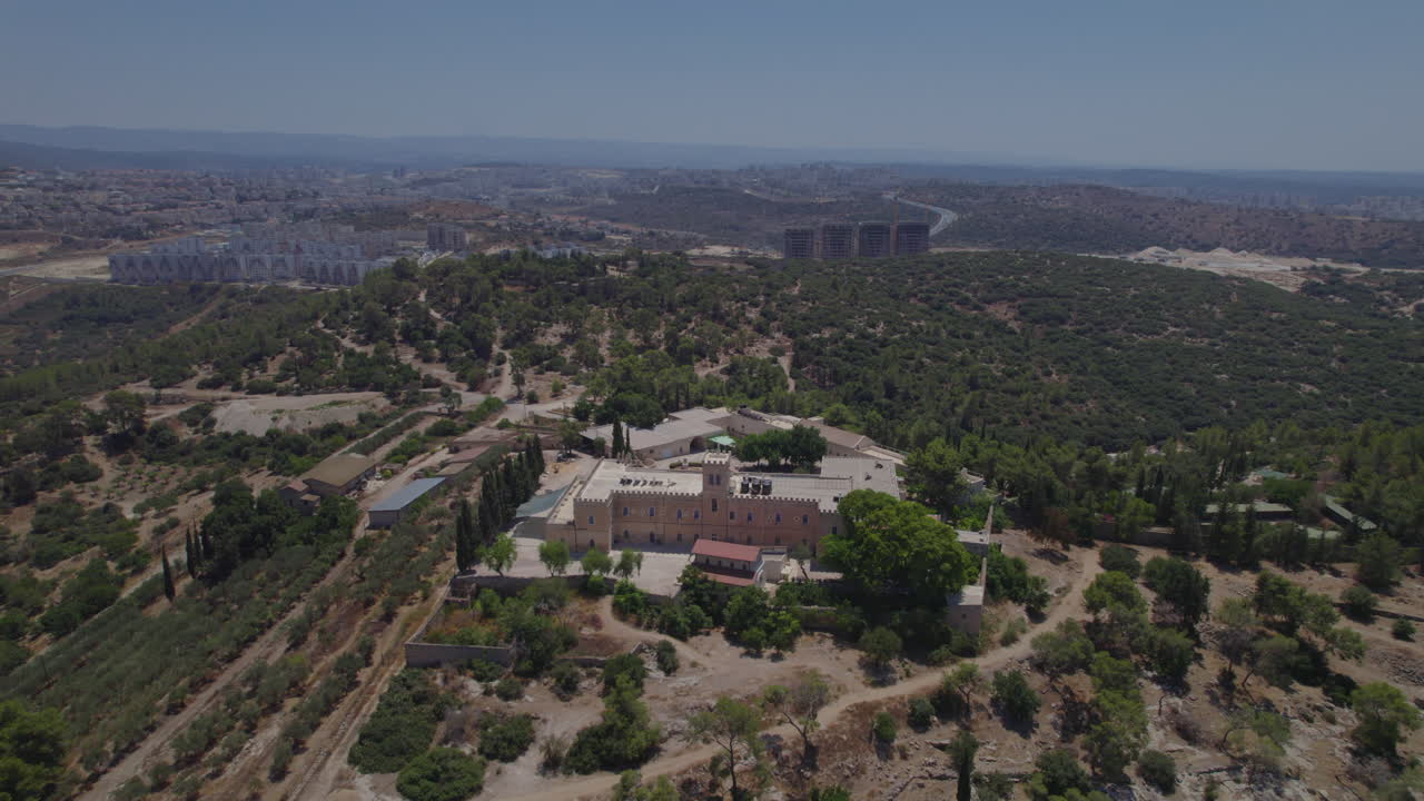 el área aislada y montañosa del monasterio católico de beit jimal - se identifica con el lugar de entierro del rabino gamaliel - se encuentra cerca de beit shemesh, israel