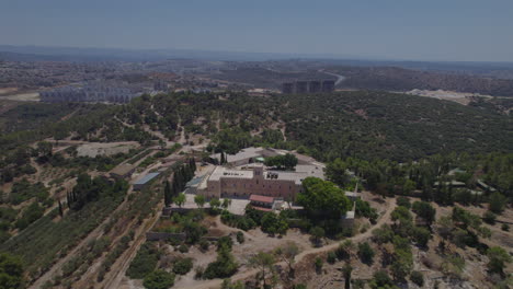 La-Zona-Aislada-Y-Montañosa-Del-Monasterio-Católico-De-Beit-Jimal,-Identificada-Con-El-Lugar-De-Enterramiento-Del-Rabino-Gamaliel,-Ubicada-Cerca-De-Beit-Shemesh,-Israel.