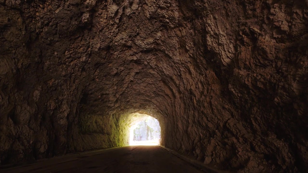 À l'intérieur des tunnels historiques de pierre taillés dans la roche de la Vecchia Strada della Valcellina dans les gorges de Cellina, Italie.