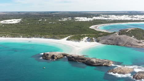 Excelente-Toma-Aérea-De-Un-Pequeño-Bote-Anclado-Frente-A-La-Costa-De-Wylie-Bay,-Esperance,-Australia