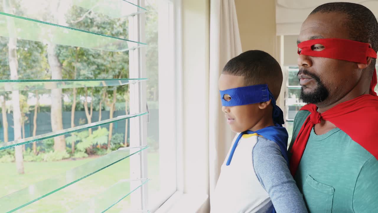 padre e hijo fingiendo ser superhéroes 4k