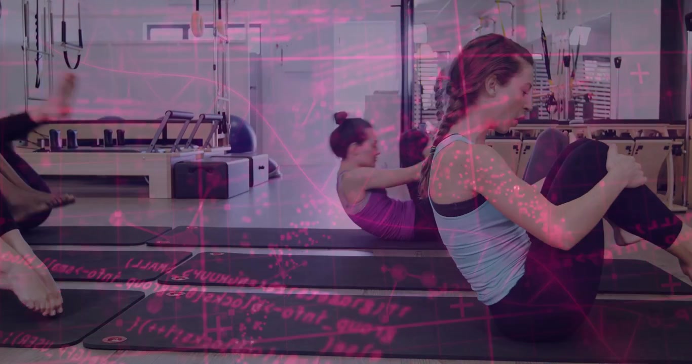 Žena v modrém tílku sleduje pokyny lektora, válí se na podložkách na Pilates s růžovým překrytím zvýrazňujícím střed těla.
