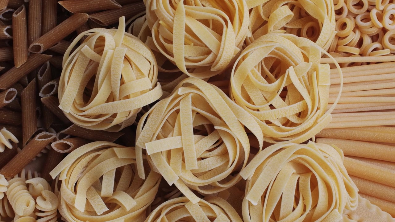 Primo piano di diverse forme e tipi di pasta secca