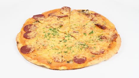 una deliciosa pizza italiana en blanco. movimiento en bucle. vista lateral. rotación de 360.