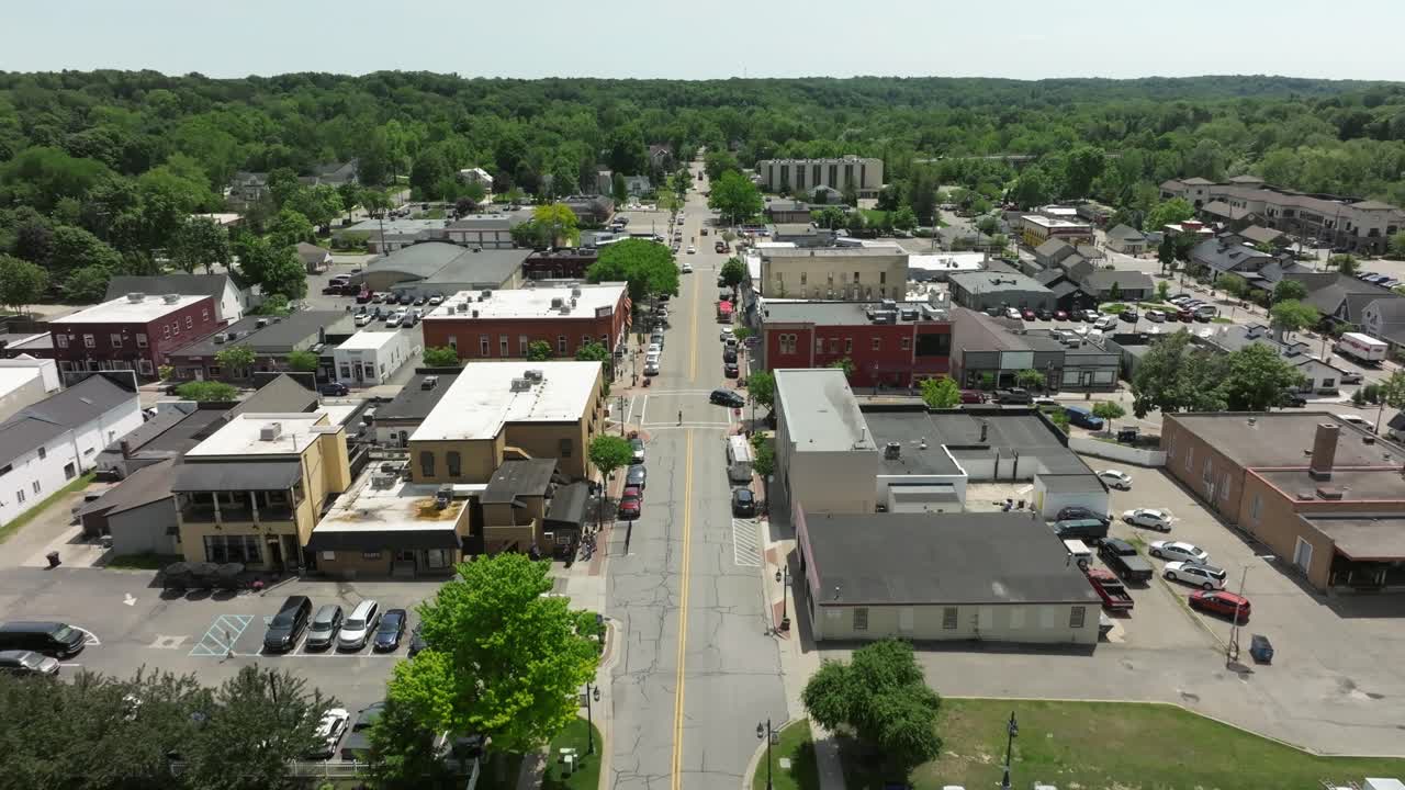 el centro de rockford, michigan con el video del dron moviéndose en