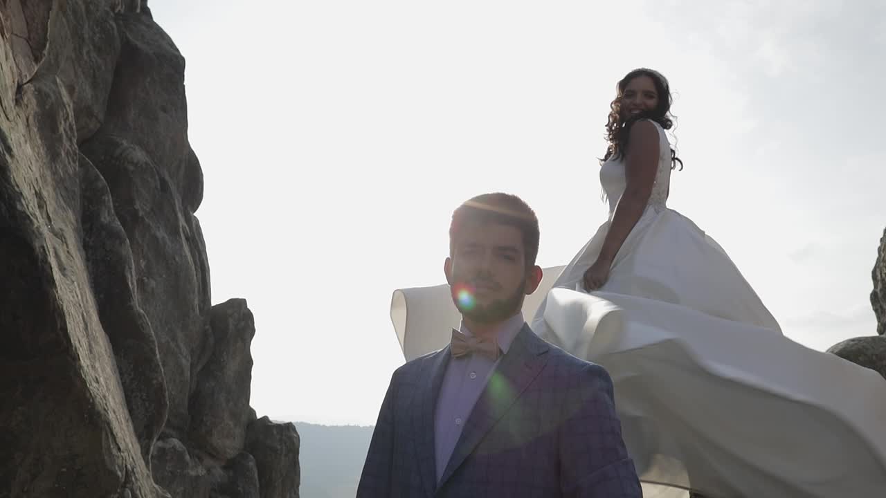 Coppia di sposi. Adorabili sposo e sposa. Famiglia felice. Uomo e donna innamorati