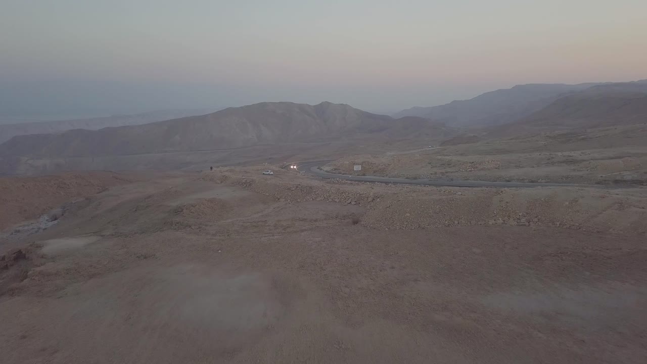 Autostrada lungo il Monte Sodoma e la parte sud-occidentale del Mar Morto in Israele, circa marzo 2019.