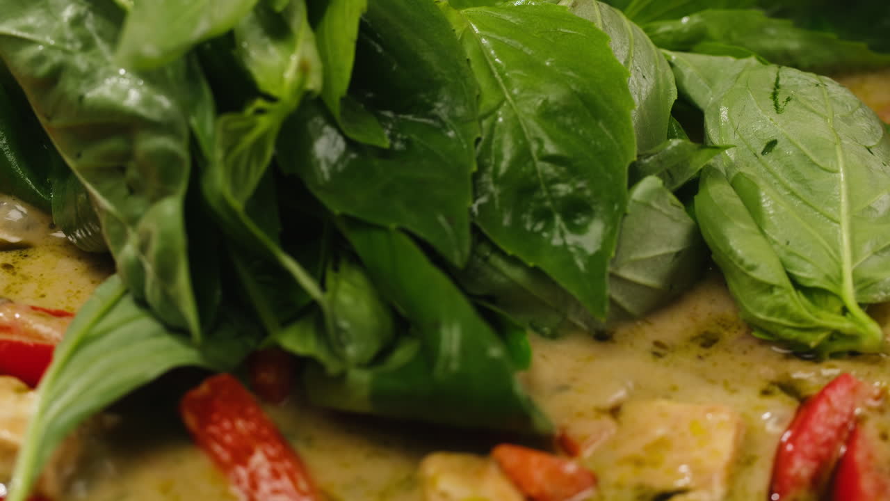 Curry verde con verdure e basilico
