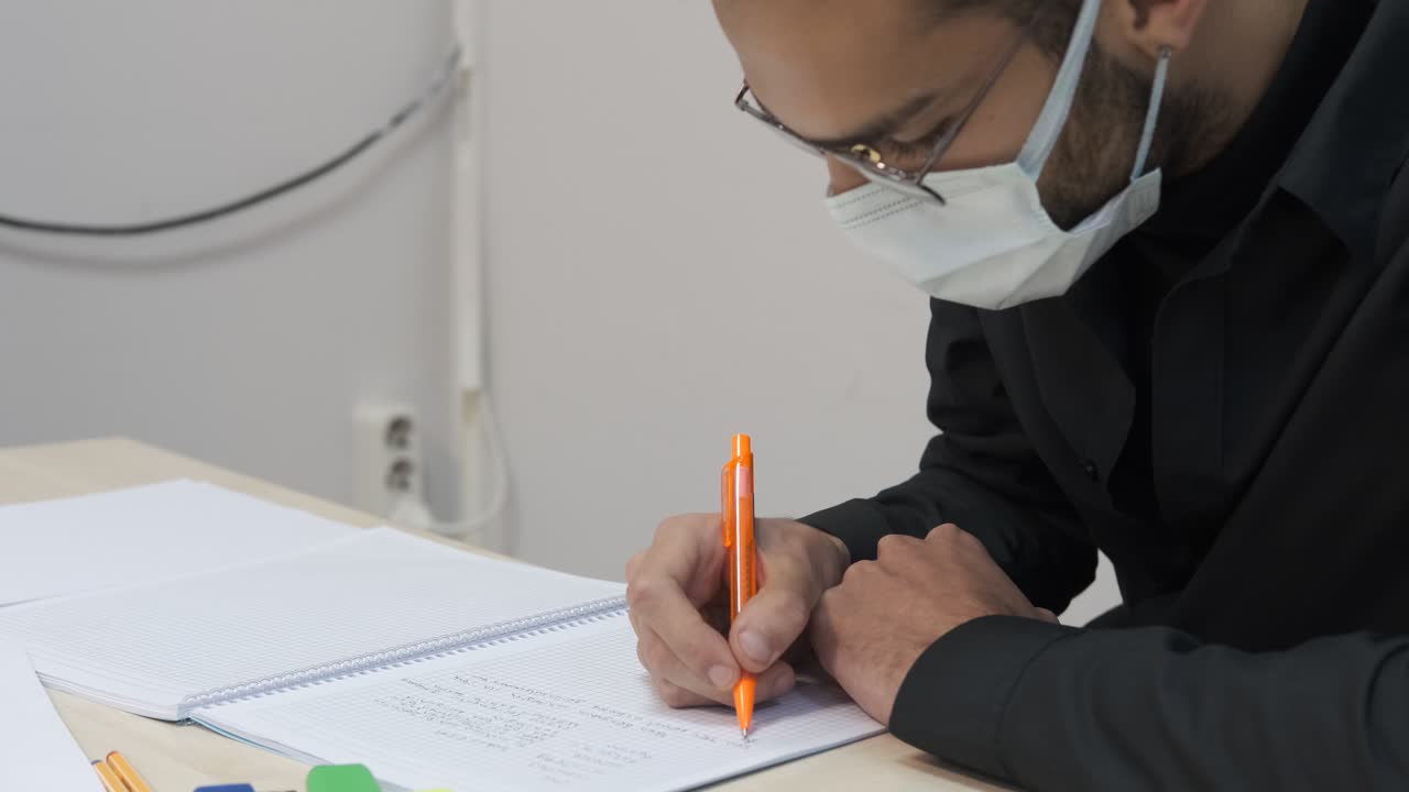 estudiante trabajando en la máscara