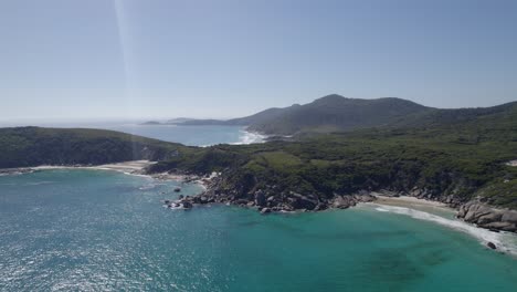 Chirriante-Playa-Con-Océano-Turquesa-Y-Arena-Blanca-En-Wilsons-Prom,-Australia---Toma-Aérea-De-Drones