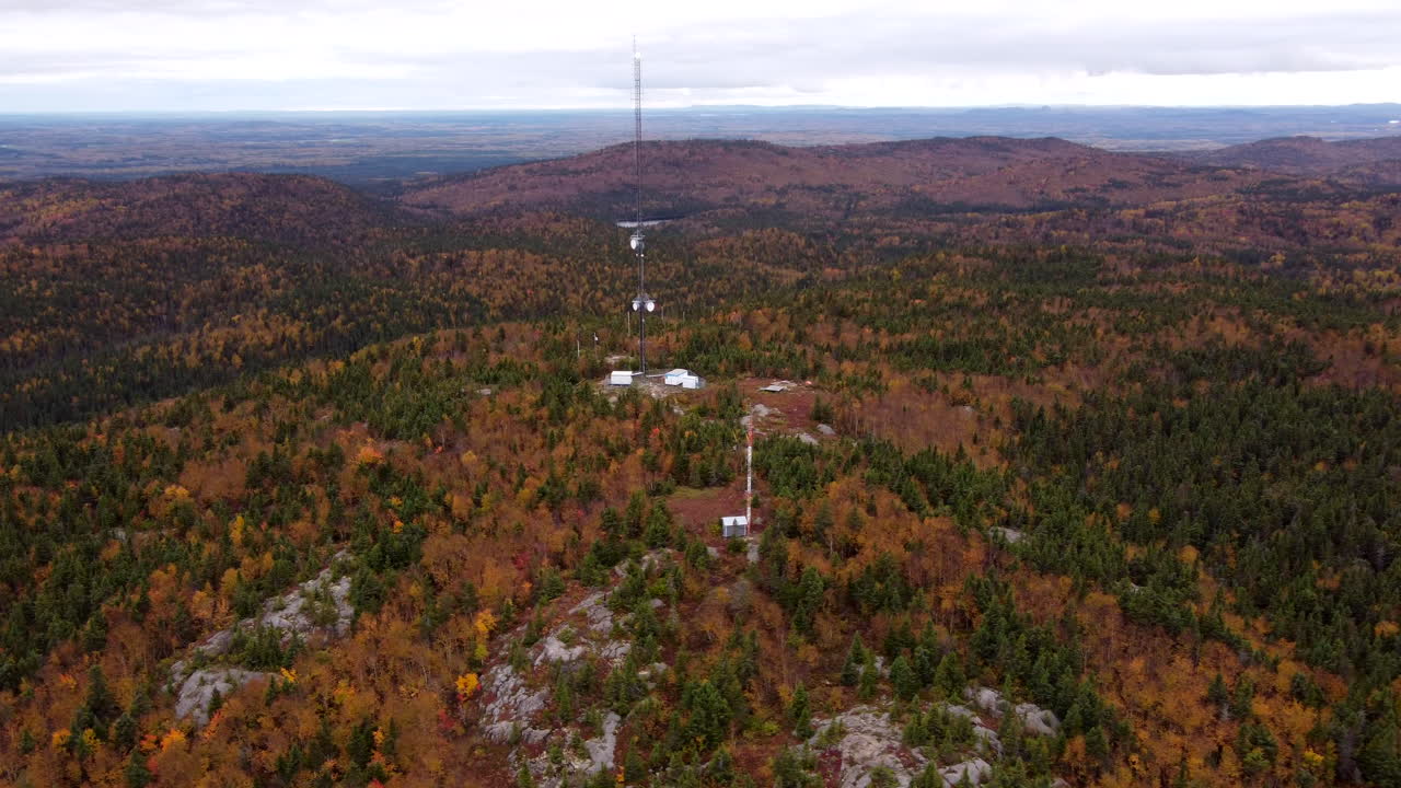 산 꼭대기에 있는 셀룰러 안테나의 드론 조감도