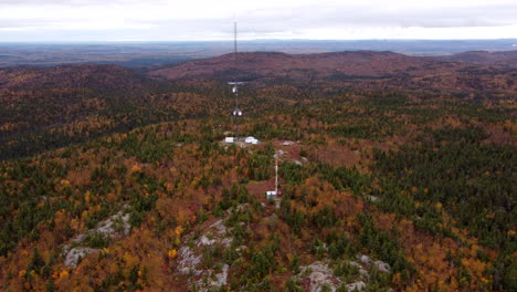 Vista-Aérea-De-Drones-De-Antena-Celular-En-La-Cima-De-Una-Montaña