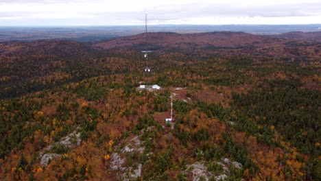 vista aérea de drones de antena celular en la cima de una montaña