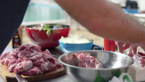 Manos-De-Una-Persona-Preparando-Carne-Cruda-Para-Cocinar.-La-Superficie-De-Madera-Afuera.-Tiempo-De-Barbacoa.-Filmado-En-4k