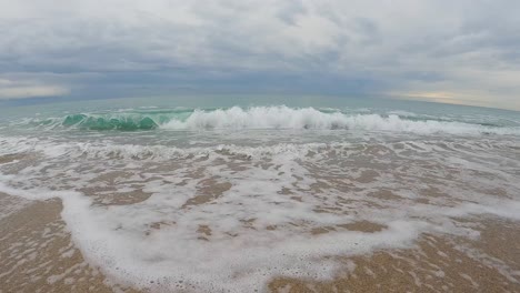 Grober-Sandstrand-Meereswelle-In-Zeitlupe-Bei-120fps-4k-Bewölkter-Tag-Türkisfarbenes-Wasser-Einzelne-Meereswellen-Großer-Leerer-Strand