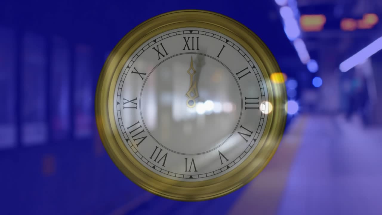 En reproducción, un reloj de latón girando y moviendo sus manecillas, mostrando el avance del tiempo en un pasillo de tránsito.