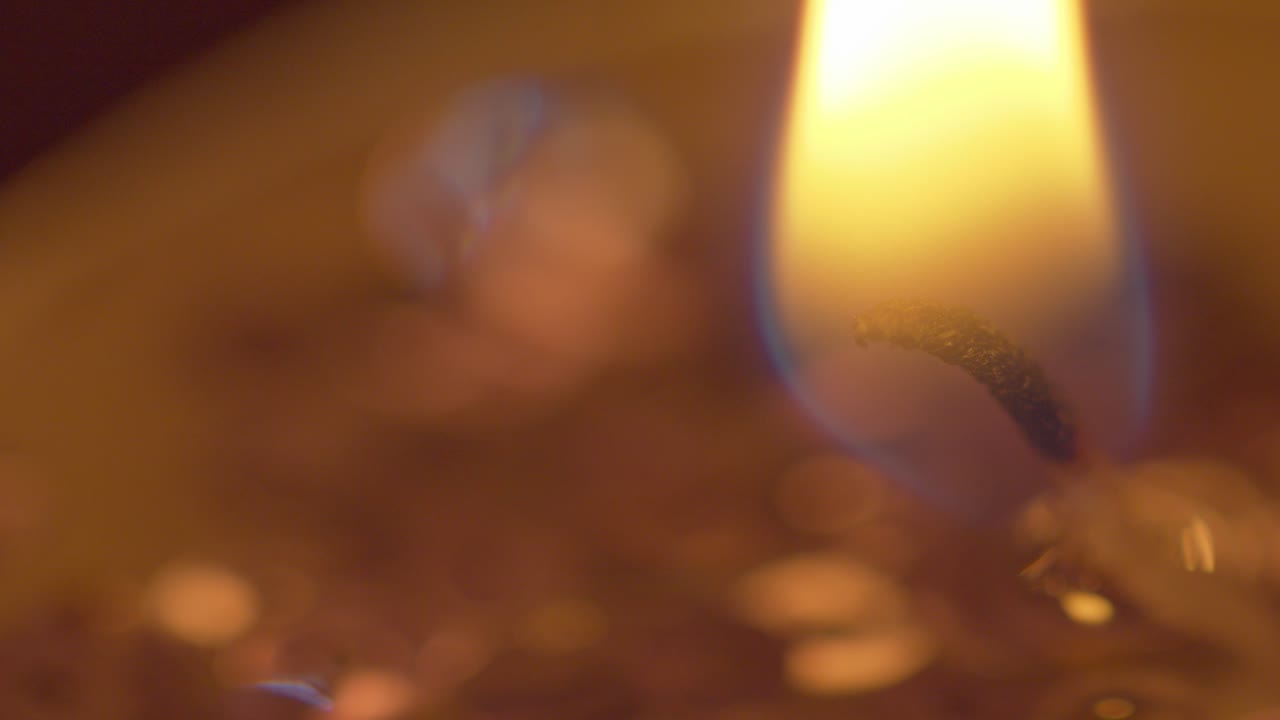 어둠을 밝히는 촛불의 황금빛 불꽃에 대한 거시적 관점 - 정적인 고립