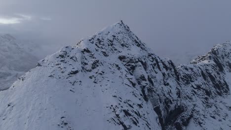 Vista-Aérea-Del-Hermoso-Paisaje-De-La-Montaña-Nevada-De-Noruega-Durante-El-Invierno