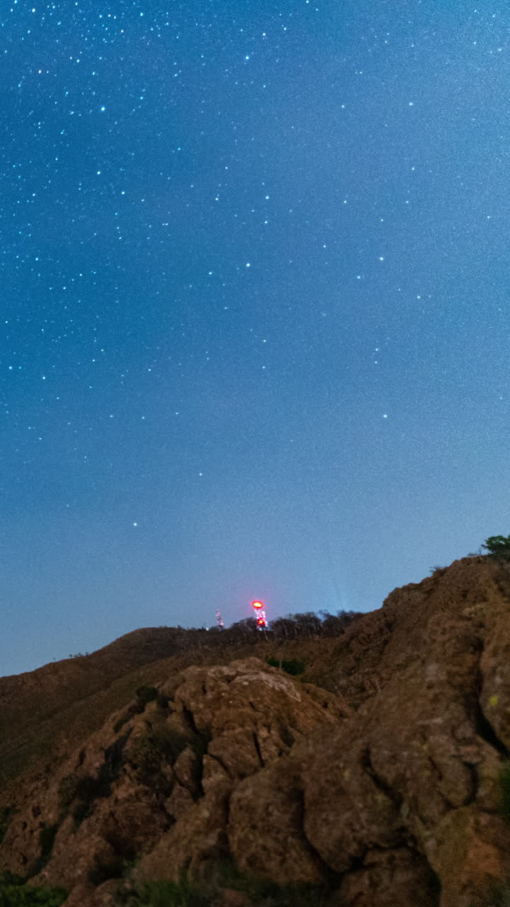 Céu noturno mágico com estrelas, vista em time-lapse vertical.