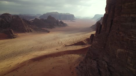 valle del desierto de wadi rum en jordania, oriente medio, paisaje aéreo