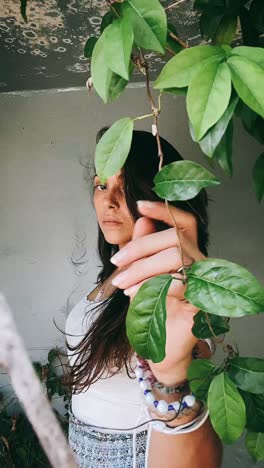 mujer en la naturaleza
