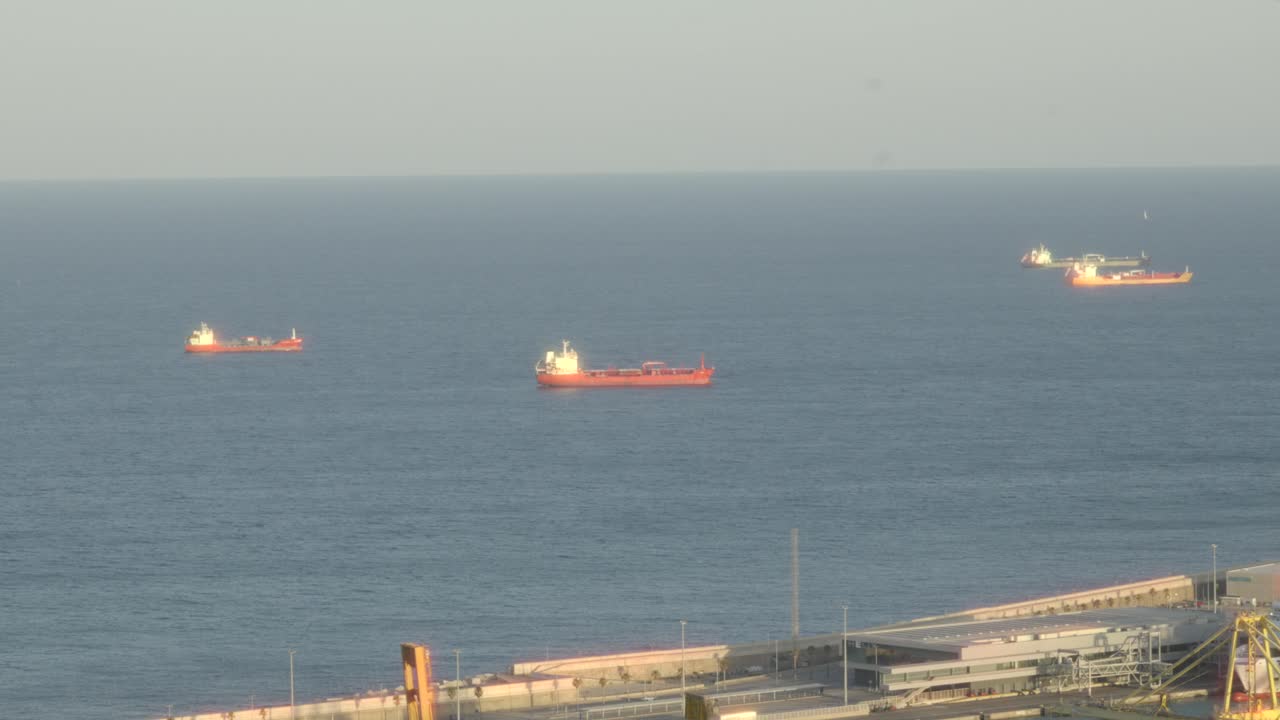 바르셀로나의 화려한 항구에서 떠다니는 배의 이한 이미지, 지중해의 아름다움에 둘러싸여