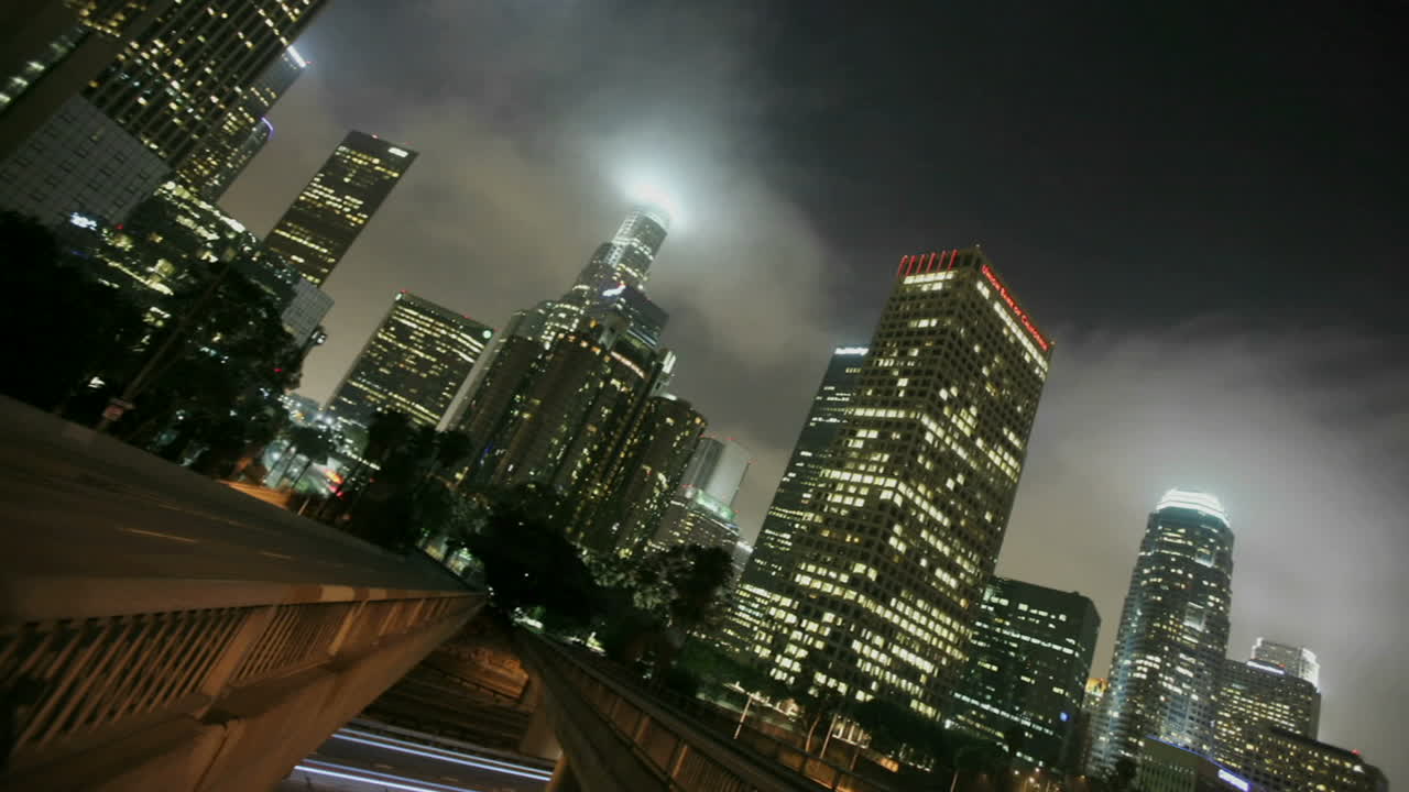 unidades de tráfico pesado en calles concurridas por la noche en el centro de los ángeles con niebla rodando