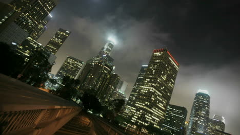 unidades de tráfico pesado en calles concurridas por la noche en el centro de los ángeles con niebla rodando