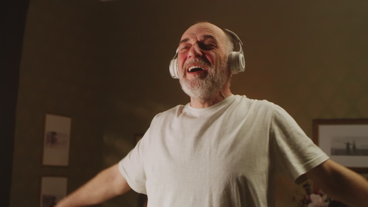 Uomo anziano che ascolta musica e si allena.