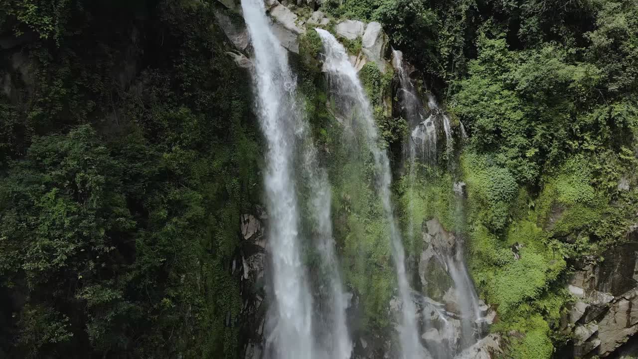vista aérea de una cascada en medio del bosque en kulekhani, nepal