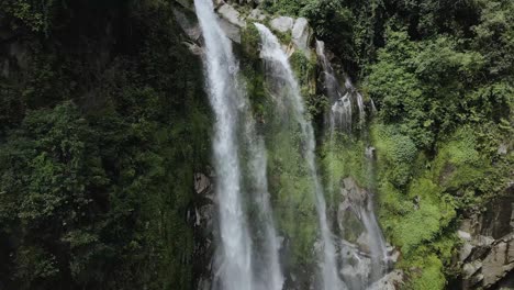 Vista-Aérea-De-La-Cascada-En-Medio-Del-Bosque-En-Kulekhani,-Nepal.