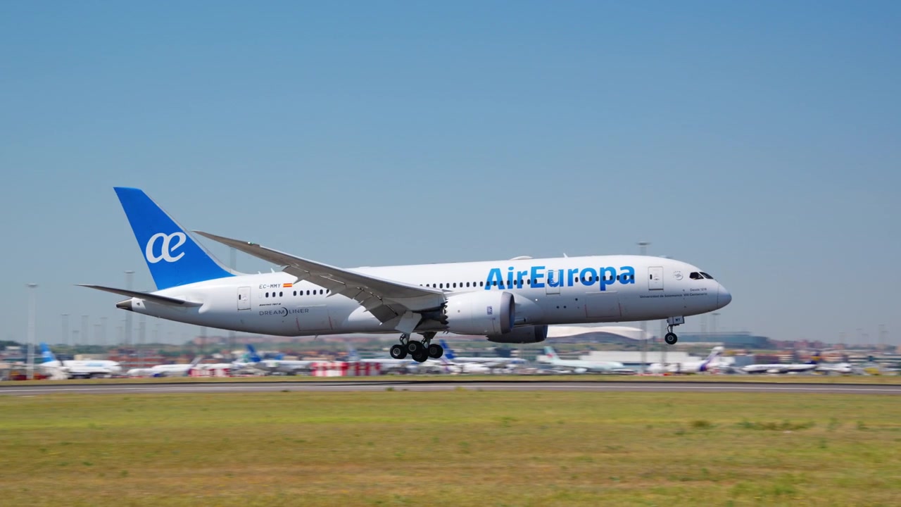 Pesawat Penumpang Air Europa Mendarat di Bandara