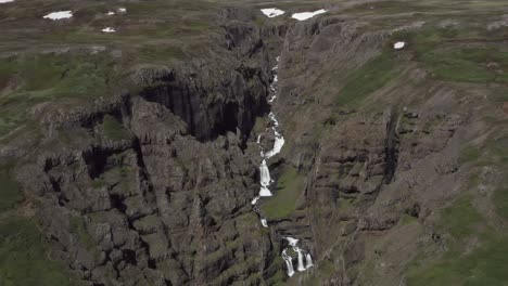 Fluss-Mit-Wasserfällen-Fließt-Durch-Die-Schlucht-In-Der-Felsigen-Landschaft-Islands