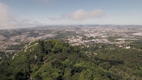 Umlaufender-Schuss-über-Sintra-Hügeln-Mit-Castelo-Dos-Mouros-Am-Rand-Mit-Blick-Auf-Die-Ruhige-Landschaft