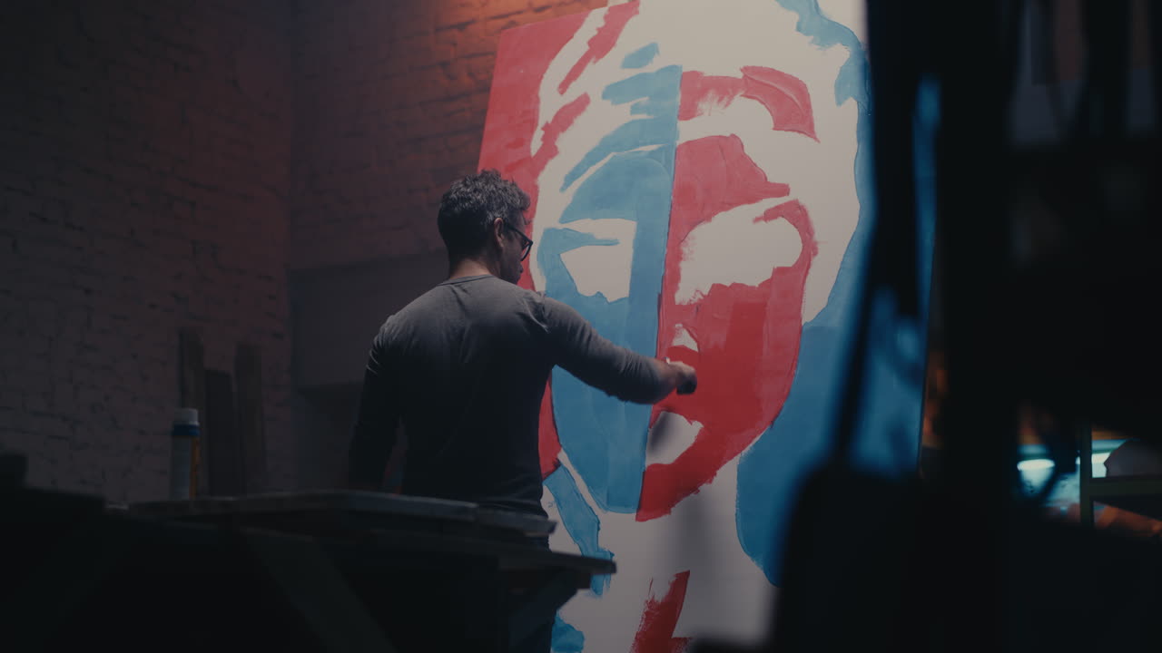 아티스트가 스튜디오에서 초상화를 그리고 있습니다.