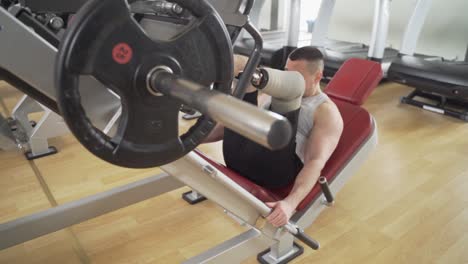 Behinderter-Athlet-Mit-Beinprothese-Trainiert-Seine-Beine-Im-Fitnessstudio-Schwer