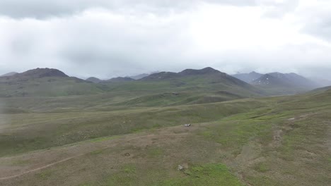 비가 내리는 동안 파키스탄 산, 데사이 스카르두(desai skardu) 사이의 푸른 초원과 푸른 땅의 드론 영상이 카메라 렌즈에 떨어졌습니다.